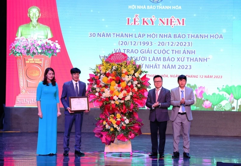 Trung ương Hội Nhà báo Việt Nam tặng Bằng khen và hoa chúc mừng Hội Nhà báo tỉnh Thanh Hóa.