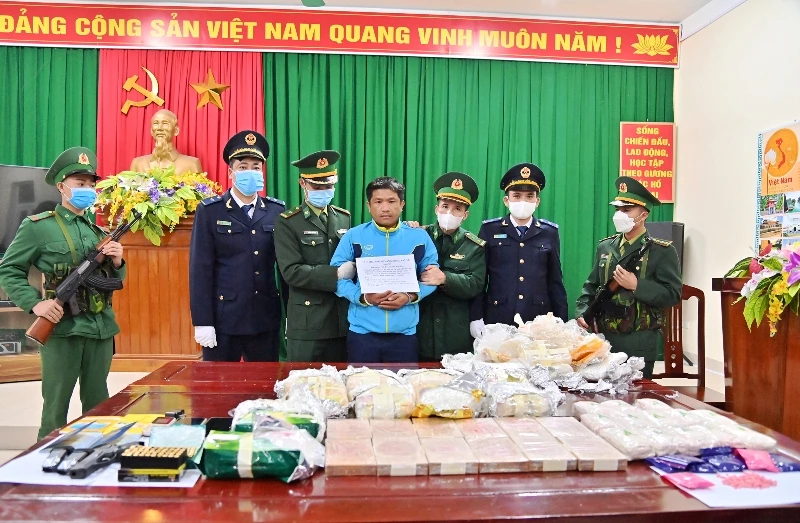 Lực lượng chức năng ở Thanh Hóa hiện tạm giữ đối tượng cùng tang vật vụ án.