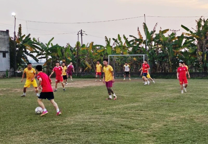 Thi đấu bóng đá ở phường Quảng Thịnh, thành phố Thanh Hóa.