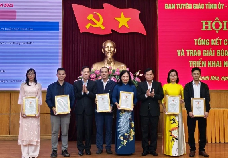 Lãnh đạo tỉnh Thanh Hóa trao thưởng cho các tác giả có tác phẩm đoạt giải C.