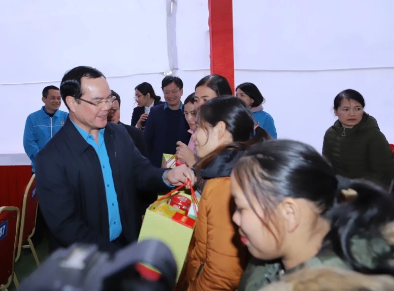 Lãnh đạo Tổng Liên đoàn Lao động Việt Nam trao tặng quà cho công nhân Thanh Hóa.
