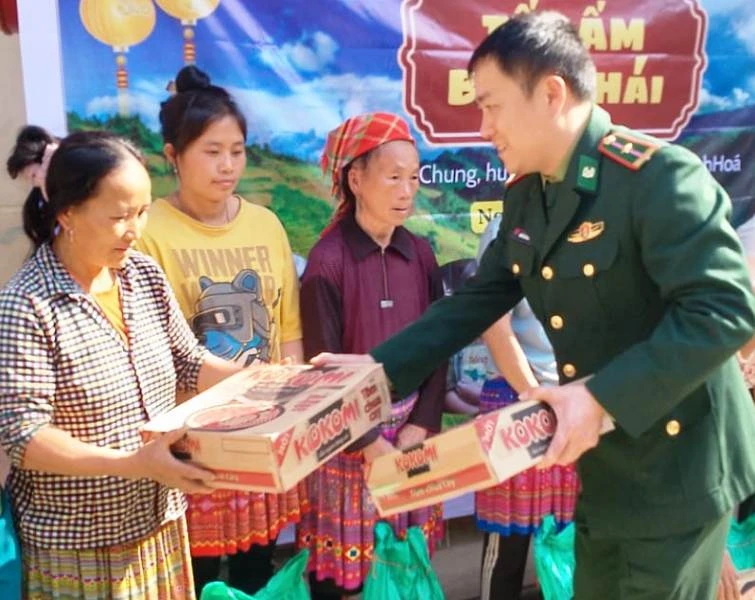 Bộ đội Biên phòng trao tặng quà cho người dân bản Suối Phái, xã Tam Chung, huyện Mường Lát.