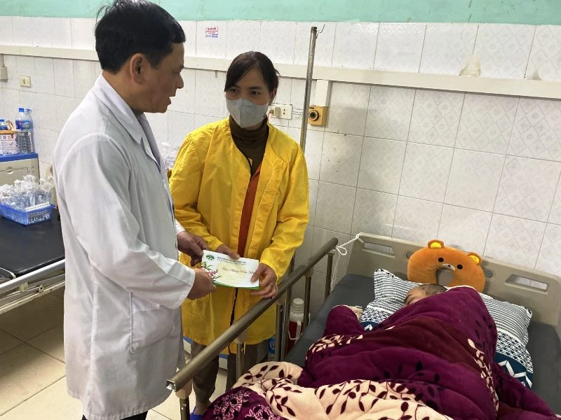 Lãnh đạo Bệnh viện Đa khoa tỉnh Thanh Hóa tặng quà cho bệnh nhân điều trị nội trú.
