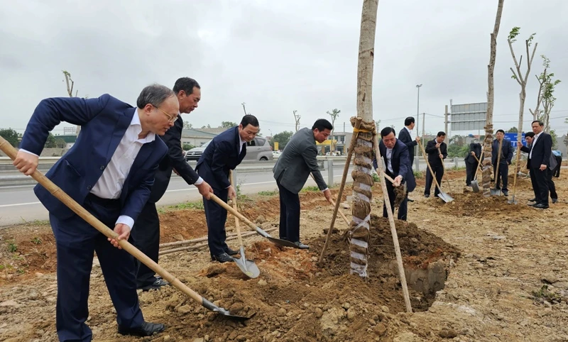 Lãnh đạo tỉnh Thanh Hóa và huyện Đông Sơn trồng cây đời đời nhớ ơn Bác Hồ.