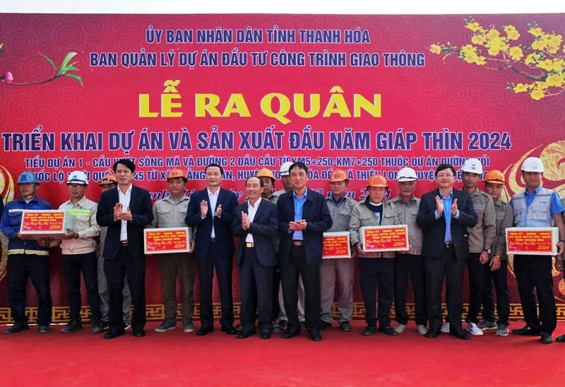 Lãnh đạo tỉnh Thanh Hóa tặng quà cho Ban Giao thông, các đơn vị thi công.