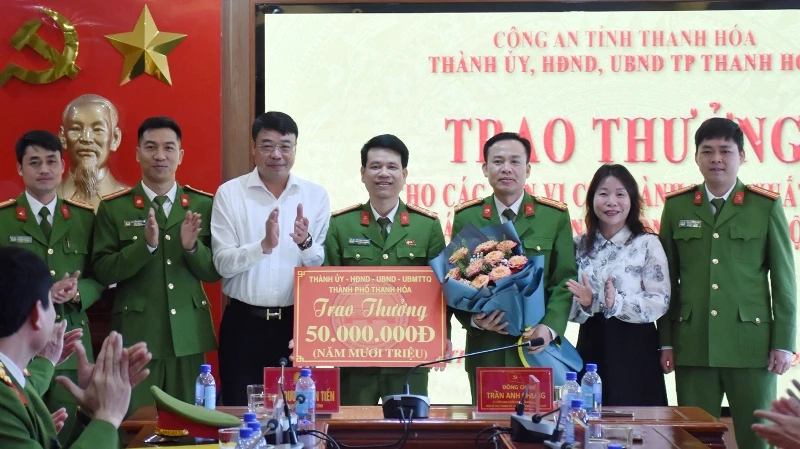 Lãnh đạo thành phố Thanh Hóa trao thưởng cho tập thể lập công.