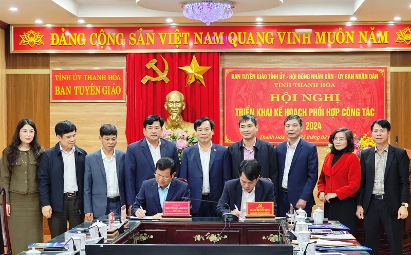 Ban Tuyên giáo Tỉnh ủy và Hội đồng nhân dân tỉnh Thanh Hóa ký kết phối hợp công tác.