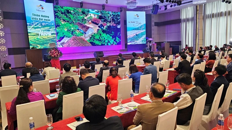 Các đại biểu xem giới thiệu sản phẩm du lịch ở Thanh Hóa.
