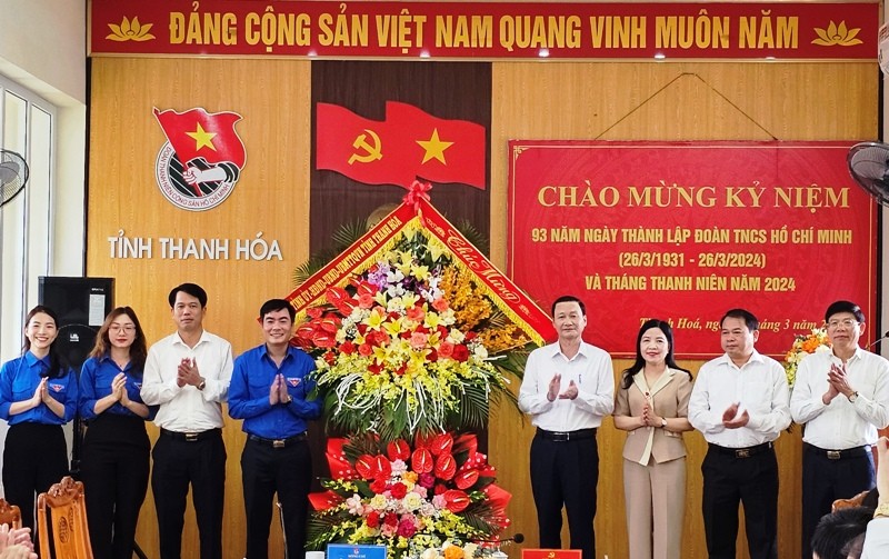 Lãnh đạo tỉnh Thanh Hóa tặng hoa chúc mừng tổ chức đoàn, thanh niên trong tỉnh.