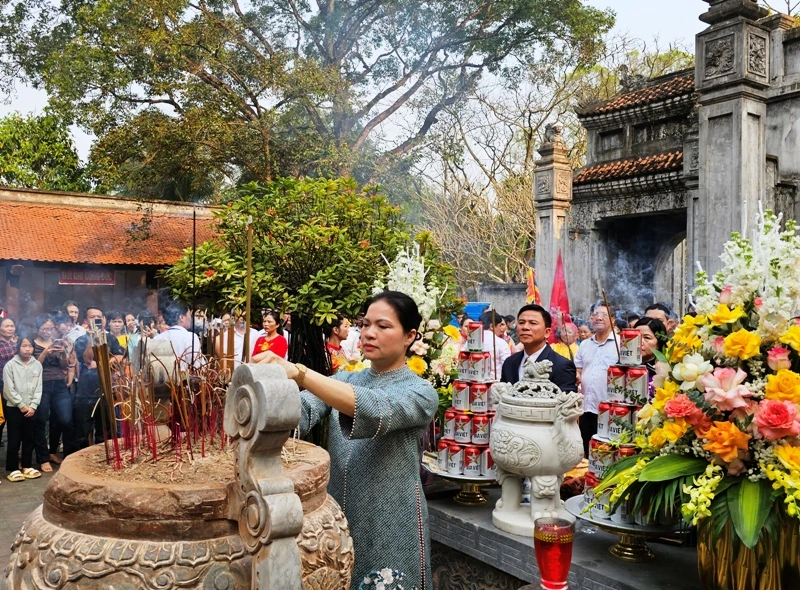 Chủ tịch Hội Liên hiệp phụ nữ Việt Nam dâng hương tưởng niệm Bà Triệu.