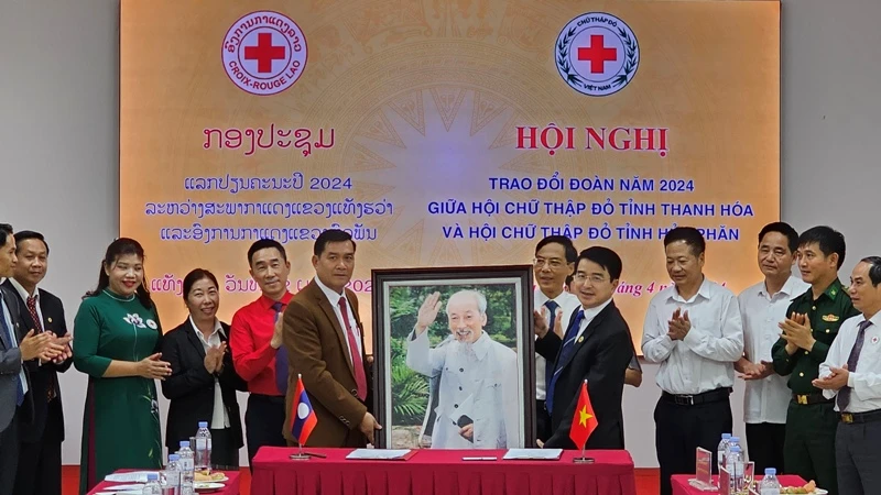 Hội Chữ thập đỏ tỉnh Thanh Hóa tặng ảnh Bác Hồ cho Hội Chữ thập đỏ tỉnh Hủa Phăn.