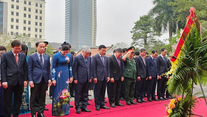 Các đại biểu tưởng niệm Chủ tịch Hồ Chí Minh tại Khu văn hóa tưởng niệm Bác Hồ ở thành phố Thanh Hóa.