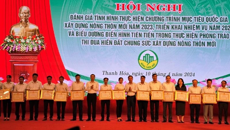 Tỉnh Thanh Hóa khen thưởng các tập thể tiên tiến trong xây dựng nông thôn mới.