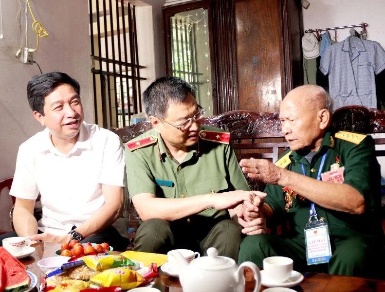 Lãnh đạo Công an tỉnh Thanh Hóa thăm, trò chuyện với chiến sĩ Điện Biên.