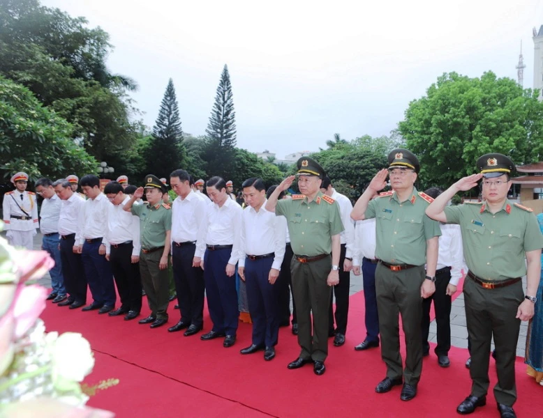 Đại tướng Tô Lâm cùng đoàn công tác tưởng niệm Chủ tịch Hồ Chí Minh vĩ đại.