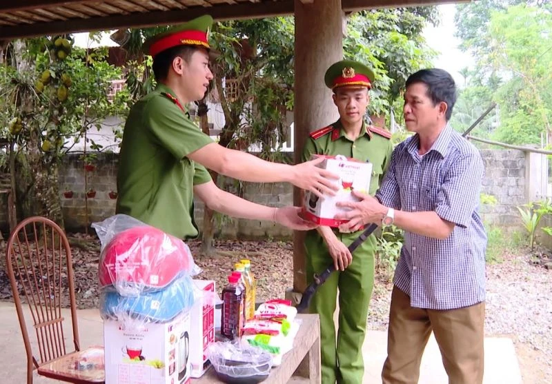 Người dân huyện Quan Hóa mang súng kíp, đổi lấy vật dụng gia đình.