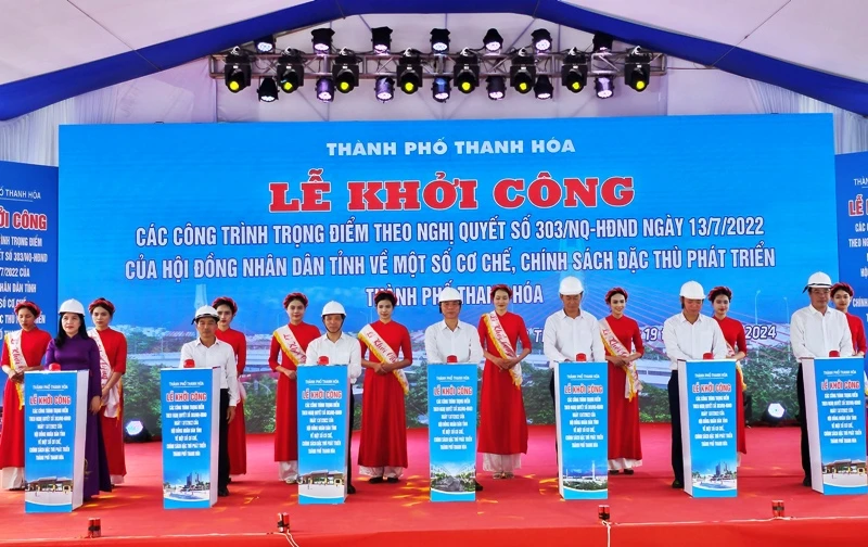 Các đại biểu khởi công xây dựng các công trình trọng điểm ở thành phố Thanh Hóa.