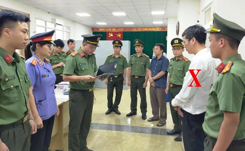 Cơ quan chức năng thi hành Lệnh bắt tạm giam Nguyễn Thế Hùng.