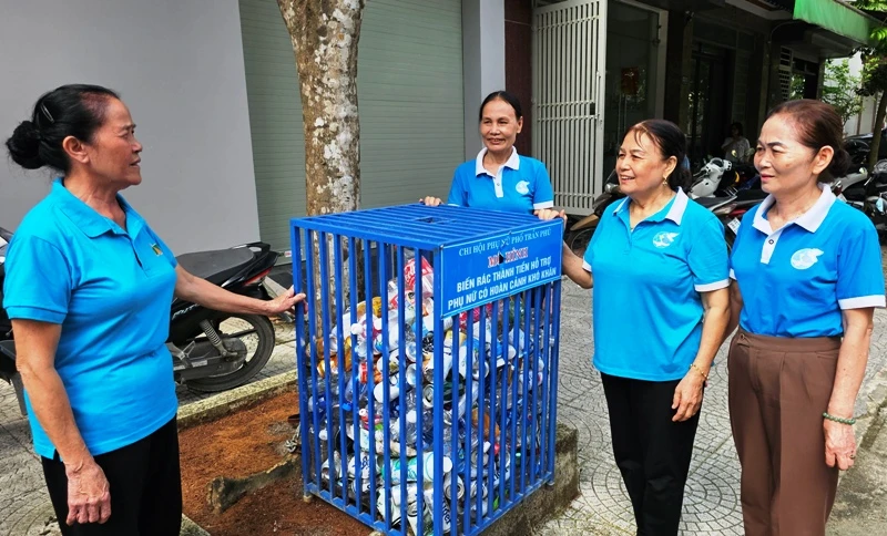 Mô hình "biến rác thải thành tiền" của phụ nữ phường Phú Sơn, thành phố Thanh Hóa.