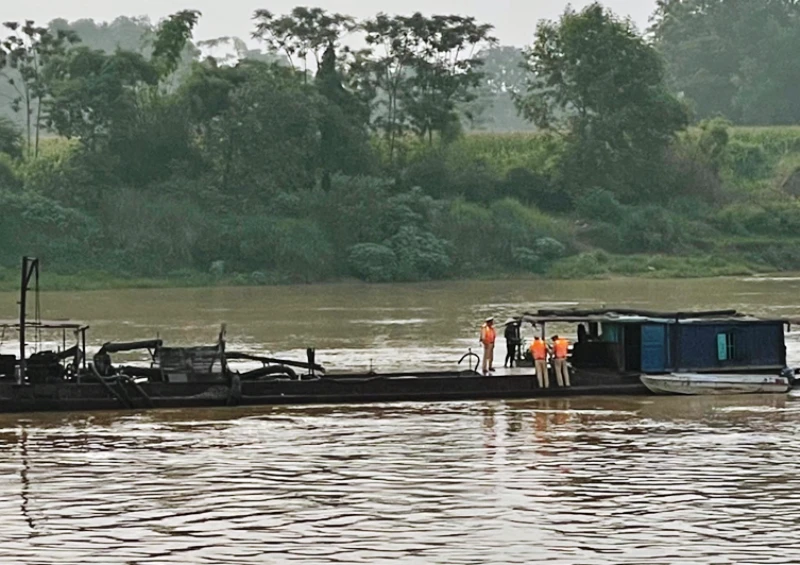 Lực lượng chức năng bắt giữ phương tiện cùng nhân lực đang khai thác cát trái phép.