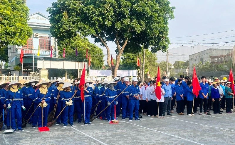 Các tầng lớp nhân dân ở thị xã Bỉm Sơn dự lễ ra quân hưởng ứng Ngày Môi trường Thế giới.