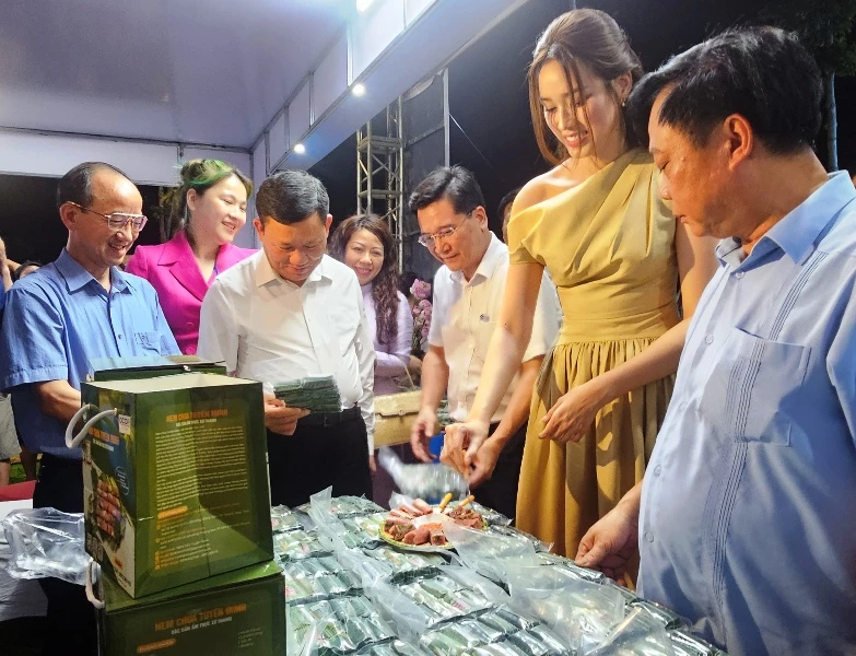 Các đại biểu tham quan sản phẩm nem chua xứ Thanh.