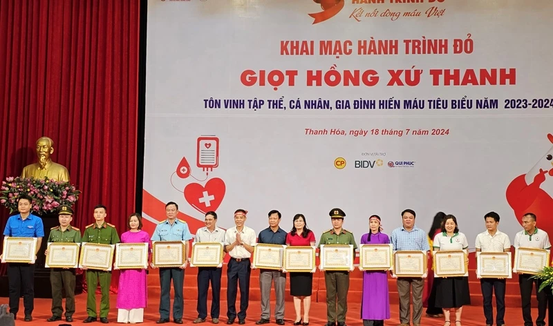 Lãnh đạo tỉnh Thanh Hóa trao tặng Bằng khen cho các tập thể có thành tích xuất sắc trong công tác hiến máu tình nguyện.