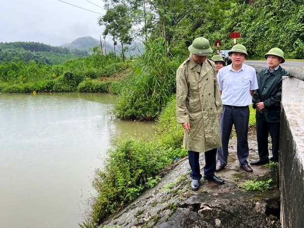 Lãnh đạo tỉnh Thanh Hóa kiểm tra mố cầu Vụng Láu ở huyện Thường Xuân.