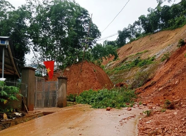 Sạt lở đất ở xã Phú Xuân, huyện Quan Hóa, tỉnh Thanh Hóa.