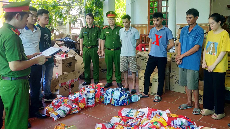 Cơ quan Công an thi hành lệnh khám xét kho Đông Hưng.