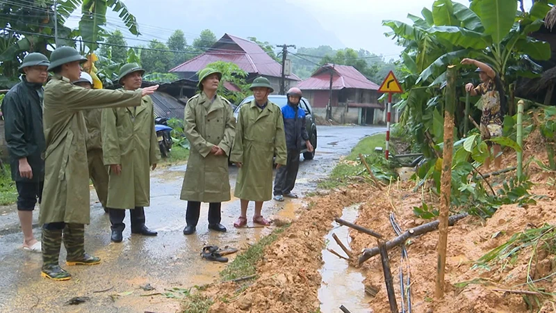 Cán bộ vùng thượng du Thanh Hóa về cơ sở chỉ đạo, điều hành ứng phó với mưa lũ.