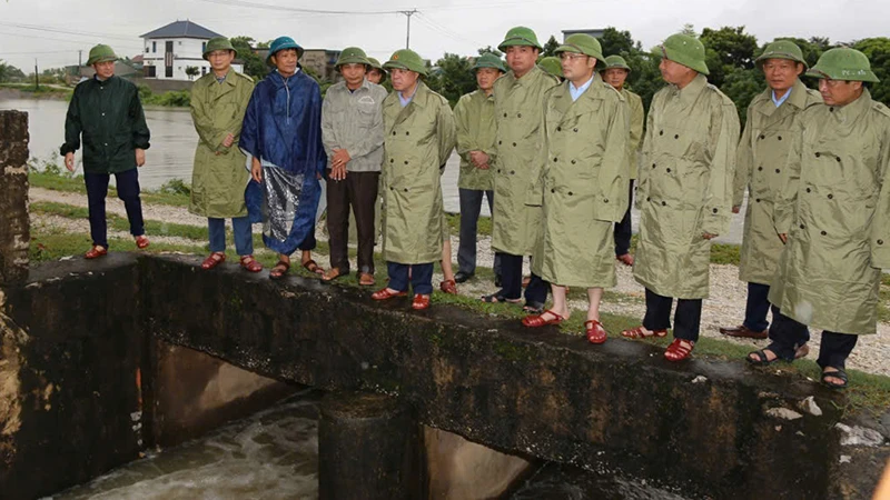 Lãnh đạo Tỉnh ủy Thanh Hóa cùng các thành viên đoàn công tác kiển tra vận hành tiêu, thoát nước ở huyện Hà Trung.