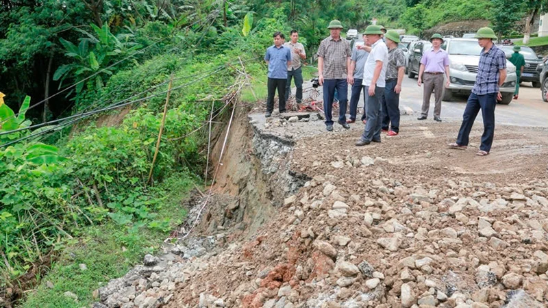 Lãnh đạo tỉnh Thanh Hóa kiểm tra khắc phục hư hỏng Quốc lộ 15C, thuộc huyện Mường Lát.