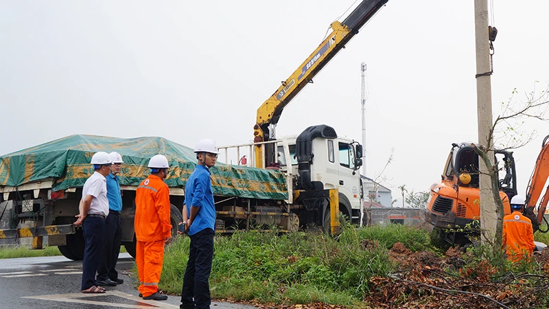 Lực lượng xung kích dựng, thay thế cột điện hư hỏng sau bão số 3.