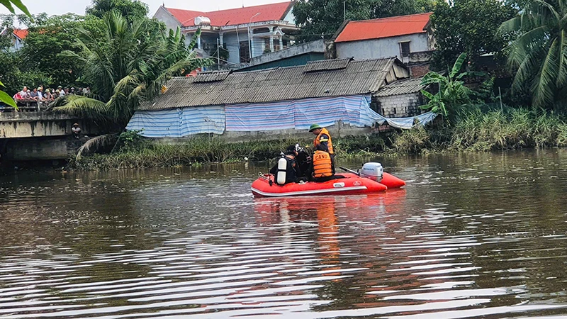 Lực lượng chức năng tìm kiếm nạn nhân nhảy xuống sông Hoàng.