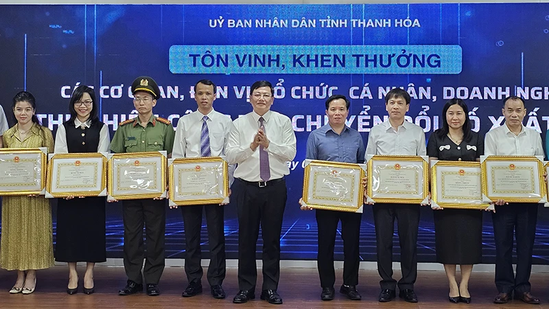 Lãnh đạo tỉnh Thanh Hóa trao tặng Bằng khen cho các tập thể xuất sắc.