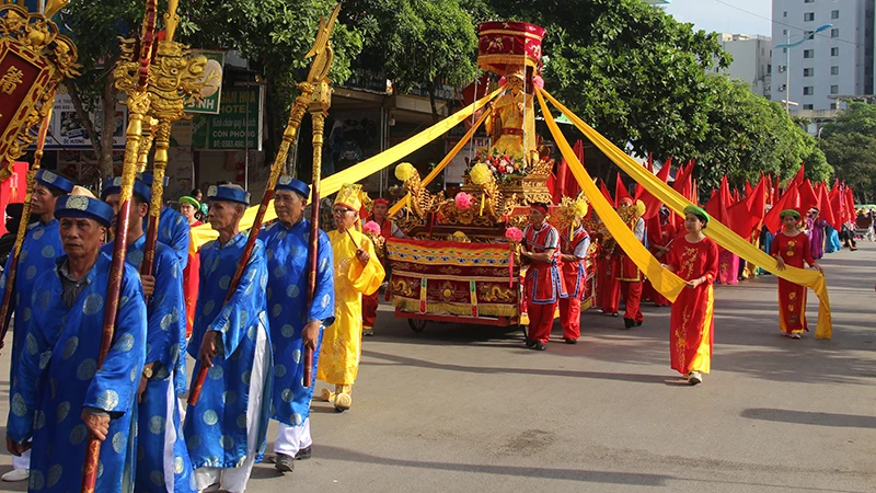 Lễ rước Thành hoàng các làng về khu vực đền thờ Độc Cước cùng phối tế.