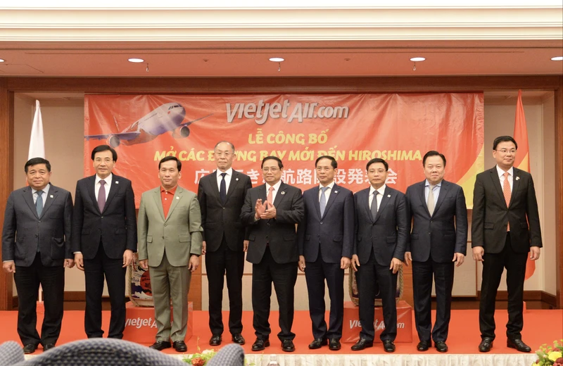 Thủ tướng Phạm Minh Chính chụp ảnh lưu niệm với các lãnh đạo phía Việt Nam và Nhật Bản tại Lễ công bố đường bay thẳng từ Việt Nam đến tỉnh Hiroshima. (Ảnh: Thanh Giang)