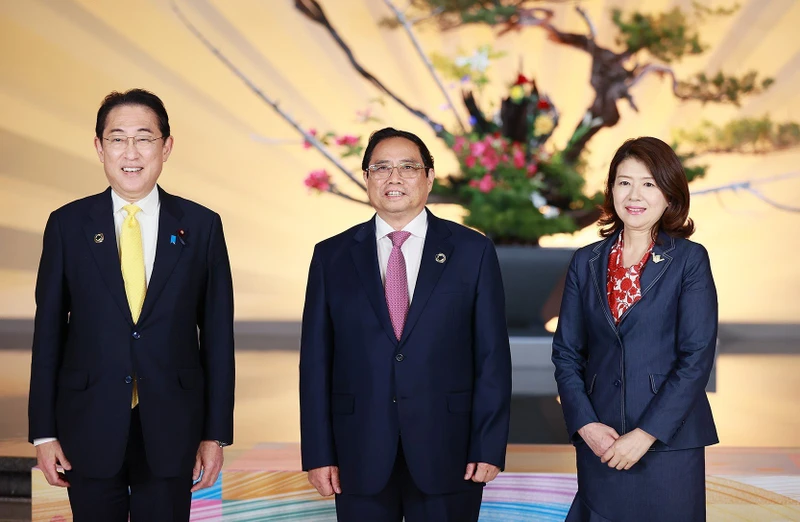 Thủ tướng Nhật Bản Kishida Fumio và Phu nhân đón Thủ tướng Phạm Minh Chính tham dự Hội nghị Thượng đỉnh G7 mở rộng. (Ảnh: Dương Giang/TTXVN)