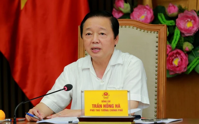 Phó Thủ tướng Trần Hồng Hà phát biểu ý kiến tại cuộc làm việc với Bộ Y tế, một số bộ, ngành, địa phương về mua sắm vaccine trong Chương trình tiêm chủng mở rộng. (Ảnh: VGP). 