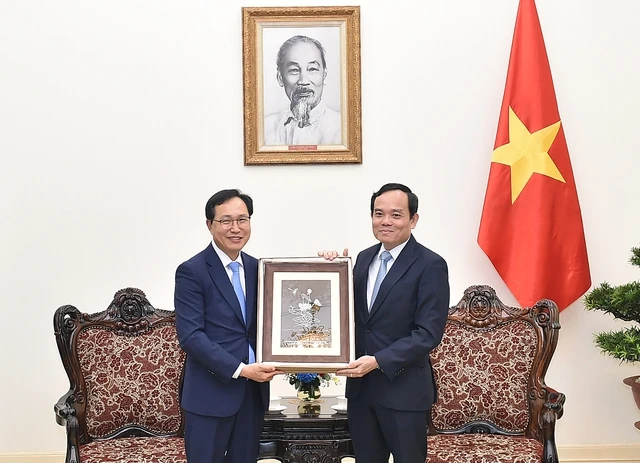 Phó Thủ tướng Trần Lưu Quang và Tổng Giám đốc Tổ hợp Samsung Việt Nam Choi Joo Ho. (Ảnh: VGP)