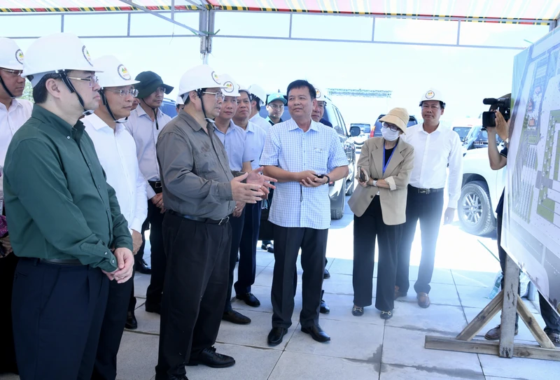 Thủ tướng Phạm Minh Chính nghe giới thiệu về tiến độ Dự án xây dựng Tượng đài Bác Hồ tại Quảng trường trung tâm thành phố Phú Quốc.