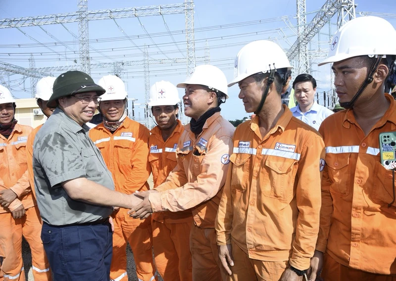 Thủ tướng Phạm Minh Chính thăm hỏi, động viên cán bộ, công nhân thi công Trạm biến áp 500kV Thanh Hóa. (Ảnh: Trần Hải)