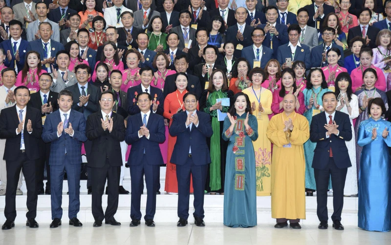 Thủ tướng Phạm Minh Chính, lãnh đạo một số bộ, ngành với các đại biểu người Việt Nam ở nước ngoài. (Ảnh: Trần Hải)