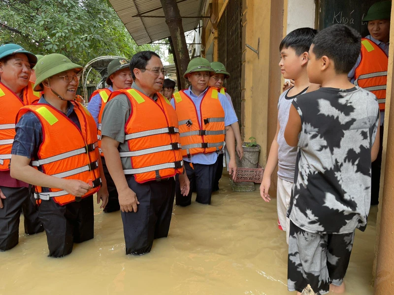 Thủ tướng Phạm Minh Chính đến thị sát, thăm hỏi bà con nhân dân xã Vân Hà, huyện Việt Yên đang bị ngập lụt do nước sông Cầu tràn vào. 