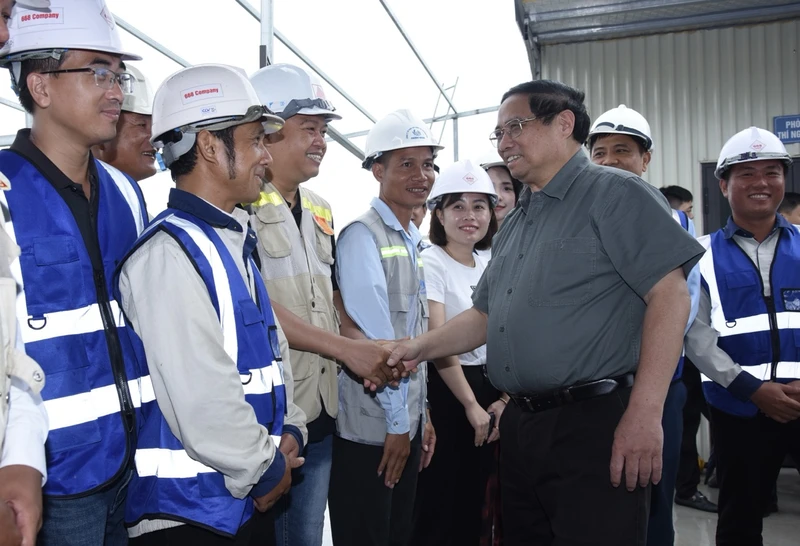 Thủ tướng Phạm Minh Chính đến thị sát, kiểm tra tiến độ thi công Dự án Đường Vành đai 4 - Vùng Thủ đô Hà Nội đoạn qua địa bàn tỉnh Bắc Ninh.