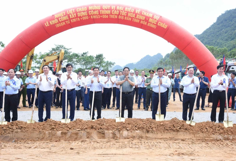 Thủ tướng Phạm Minh Chính và các đồng chí lãnh đạo thực hiện nghi thức khởi công dự án cao tốc Hòa Bình-Mộc Châu. (Ảnh: Trần Hải)