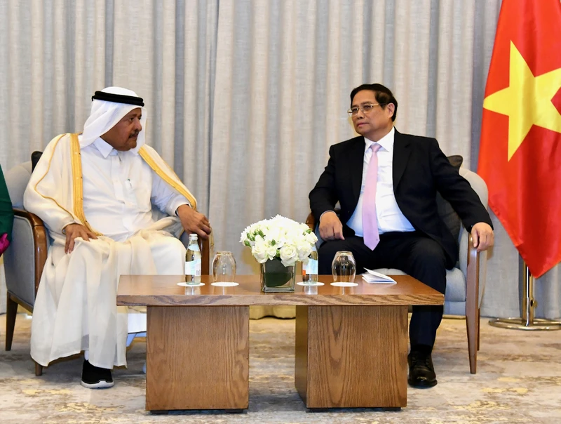 Thủ tướng Phạm Minh Chính tiếp đoàn Hiệp hội Doanh nhân Qatar (QBA) do ông Sheikh Faisal bin Qassim Al Thani, Chủ tịch Hiệp hội dẫn đầu (Ảnh: Thanh Giang). 