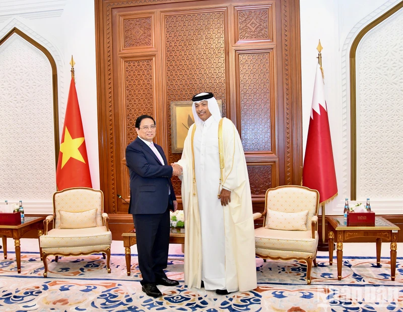 Thủ tướng Phạm Minh Chính bắt tay Chủ tịch Quốc hội Qatar Hassan bin Abdulla Al-Ghanim trong phòng hội kiến. (Ảnh: Thanh Giang)