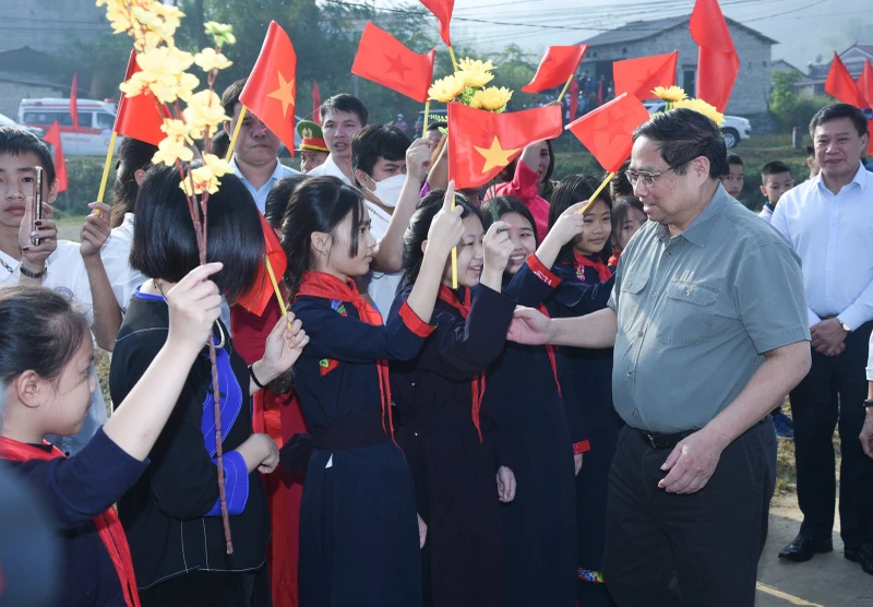 Thủ tướng Phạm Minh Chính với các cháu học sinh ở thị trấn Na Sầm, huyện Văn Lãng, tỉnh Lạng Sơn nhân dịp tham dự Ngày hội Đại đoàn kết toàn dân tộc. (Ảnh: Trần Hải)